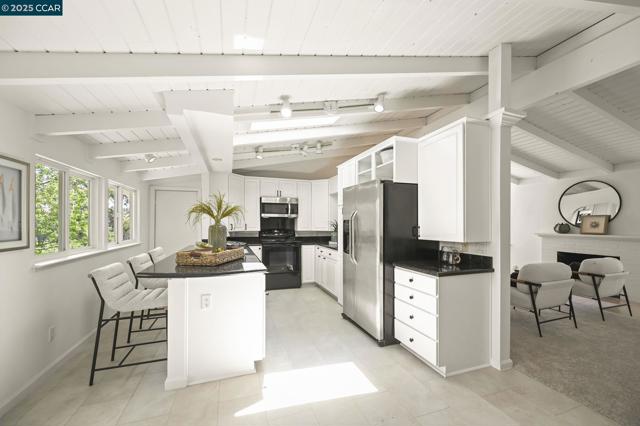 3352 Betty Ln, Lafayette CA: https://media.crmls.org/mediaz/b71e962c-cd7e-47e6-a7eb-62401fed7d08.jpg