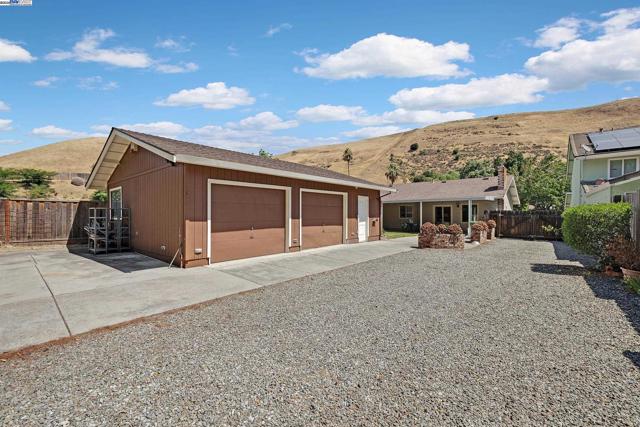 36055 Easterday Way, Fremont CA: https://media.crmls.org/mediaz/b71eb162-b48e-44ff-969a-f0b79e2b35cd.jpg