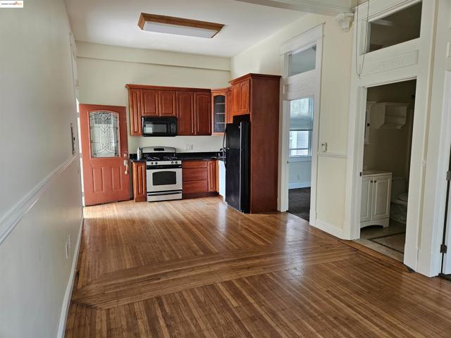 2825 Market St, Oakland CA: https://media.crmls.org/mediaz/b71f1057-a351-46c1-8ac6-f21d1a685ff1.jpg