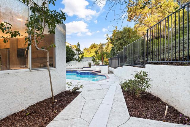 4943 Marin Dr, Oceanside CA: https://media.crmls.org/mediaz/b721479f-3914-4ba1-b236-6a8c21c5458e.jpg