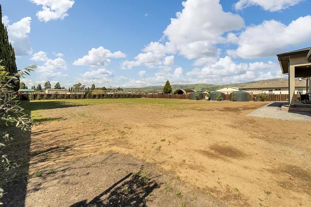 475 E Middle Avenue, San Martin CA: https://media.crmls.org/mediaz/b7224b49-abaa-4381-bc38-7b59d1903c74.jpg