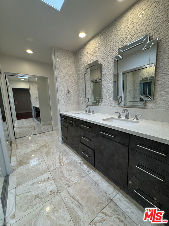 6205 1/2 Nita Avenue, Woodland Hills CA: https://media.crmls.org/mediaz/b722d90d-8201-4d69-9e1c-efd46c21f082.jpg