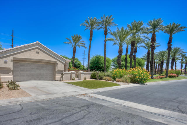 44010 Royal Troon Drive Drive, Indio CA: https://media.crmls.org/mediaz/b72344be-cc72-4418-9d05-aa62872b9031.jpg