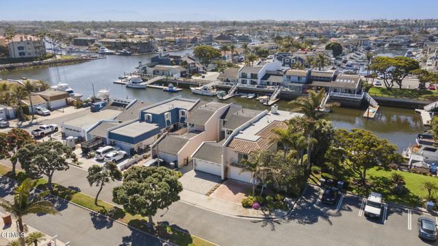 4450 Gateshead Bay, Oxnard CA: https://media.crmls.org/mediaz/b7241da1-4cd4-4518-bfd1-fd7f78f98ded.jpg