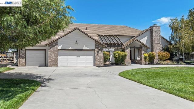 27000 S Hillview St, Tracy CA: https://media.crmls.org/mediaz/b724431b-9d26-4f17-b8cc-37c61030112d.jpg