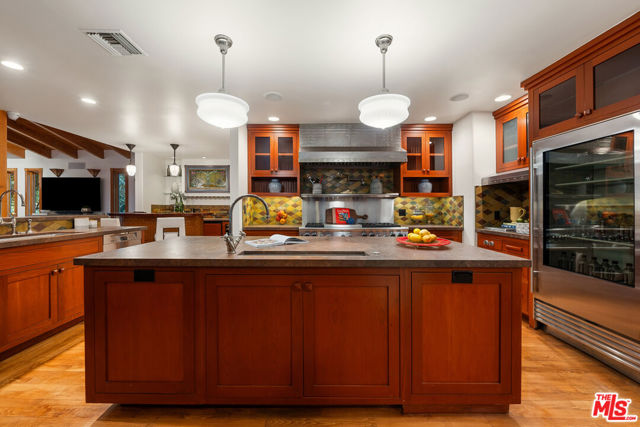 5045 Oakdale Avenue, Woodland Hills CA: https://media.crmls.org/mediaz/b724d2a6-0468-49ba-be7f-9dd0fee5aa3c.jpg