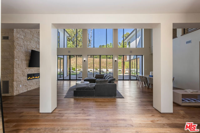 4607 Vanalden Avenue, Tarzana CA: https://media.crmls.org/mediaz/b725ae42-8a19-47d8-8c17-a7dcc404a168.jpg