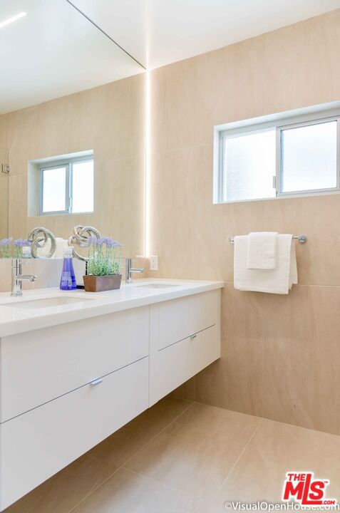 1818 Thayer Avenue, Los Angeles CA: https://media.crmls.org/mediaz/b725d92b-c6d5-4908-8f5c-1772b0c7fc23.jpg