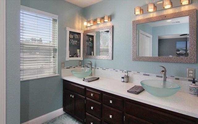 2155 Beachwood Court, Hollister CA: https://media.crmls.org/mediaz/b7283953-3c42-4520-bc6c-6f62716ee438.jpg