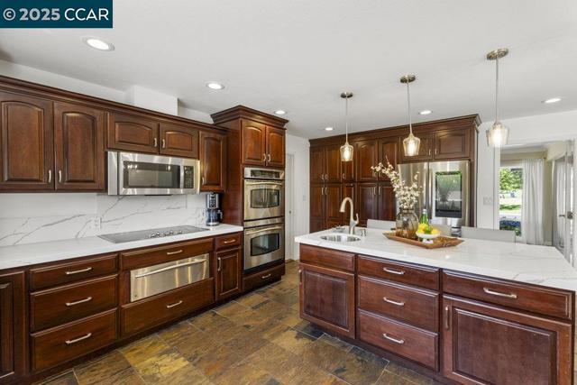 2302 Royal Oaks Dr, Alamo CA: https://media.crmls.org/mediaz/b7283e0f-6dfb-420c-80a4-654e526153dc.jpg