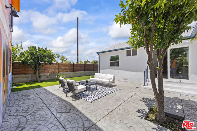 17660 Martha Street, Encino CA: https://media.crmls.org/mediaz/b7288062-cbe3-4ade-b90e-35640a2243c7.jpg