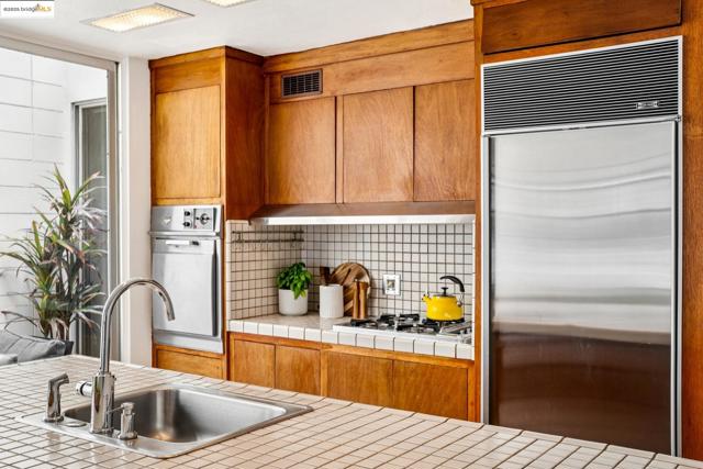 2760 Park Blvd, Oakland CA: https://media.crmls.org/mediaz/b72880b2-3358-4fbf-b752-d6e4622cdaee.jpg