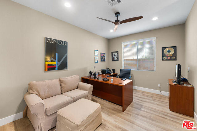 81975 Via San Clemente, La Quinta CA: https://media.crmls.org/mediaz/b728f95f-a883-4c85-80c7-d63ae0182152.jpg
