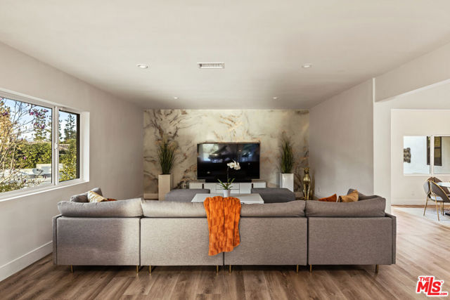 4430 Natoma Avenue, Woodland Hills CA: https://media.crmls.org/mediaz/b7296e82-08e3-4c7a-af45-28fef81891ec.jpg