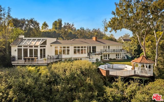 282 Bentley Circle, Los Angeles CA: https://media.crmls.org/mediaz/b72a0bb9-9205-4b52-8f3d-d5b460079449.jpg