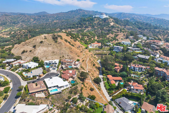 2521 Nottingham Avenue, Los Angeles CA: https://media.crmls.org/mediaz/b72a163d-6882-4e21-b585-2fa902afc109.jpg