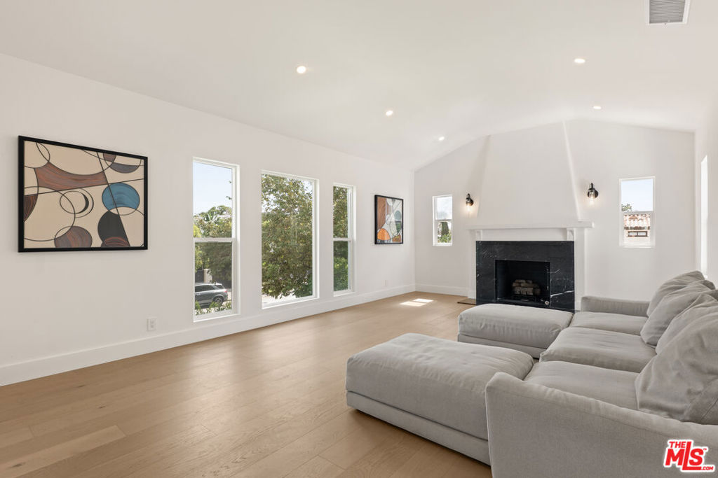 545 N La Jolla Avenue