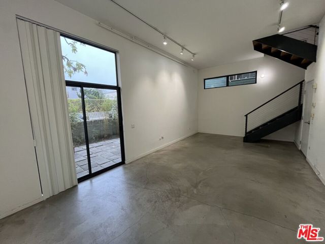 320 Indiana Avenue, Venice CA: https://media.crmls.org/mediaz/b72a5ef1-ec19-4c42-9708-304dc0c231e7.jpg