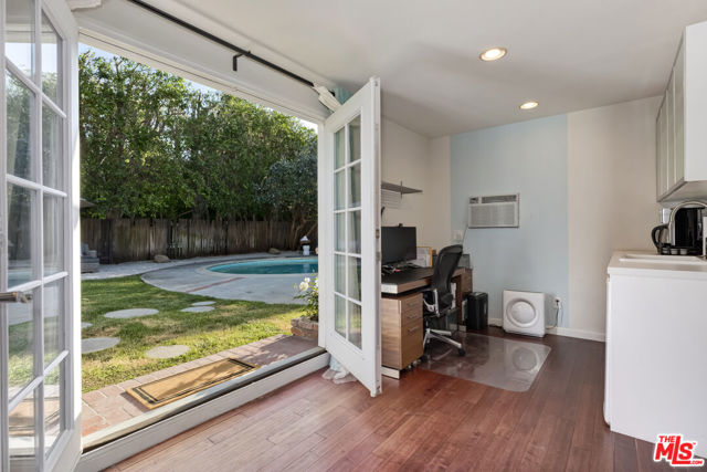 4219 Saugus Avenue, Sherman Oaks CA: https://media.crmls.org/mediaz/b72a73ae-ada9-4716-b2b5-7bd8a4007b43.jpg