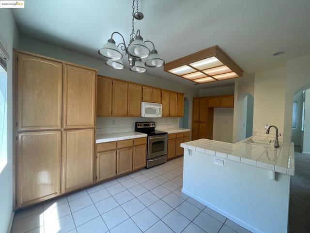 538 Apple Hill Dr, Brentwood CA: https://media.crmls.org/mediaz/b72b4e3d-3f33-40e2-8452-0e98b40a58c6.jpg