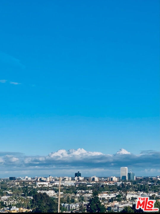 https://media.crmls.org/mediaz/b72b5177-8600-4dc2-a760-7d2e400b3081.jpg?preset=X-Large