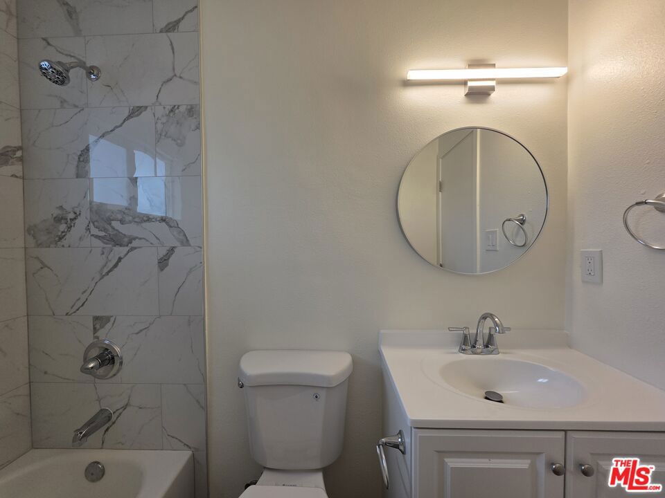 https://media.crmls.org/mediaz/b72bcbd7-3d8d-4c07-9261-27eda671c216.jpg?preset=X-Large