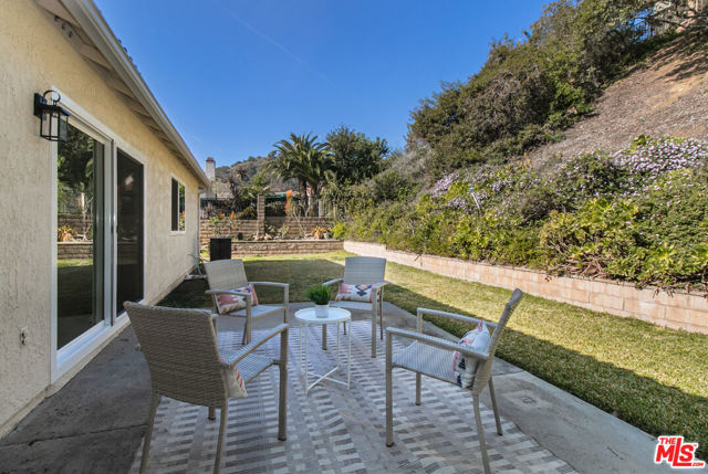 2593 Sunnydale Drive, Duarte CA: https://media.crmls.org/mediaz/b72d2411-503b-488c-b474-d6228fffbd6a.jpg