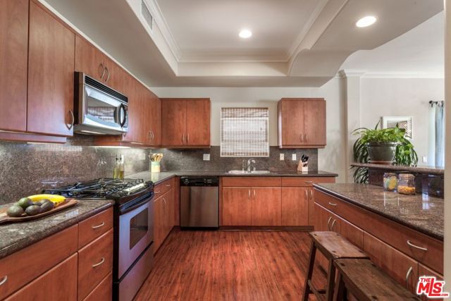 1862 S Bentley Avenue, Los Angeles CA: https://media.crmls.org/mediaz/b72e0a3c-85cd-42b2-b3c3-9d2ab8da2d1a.jpg