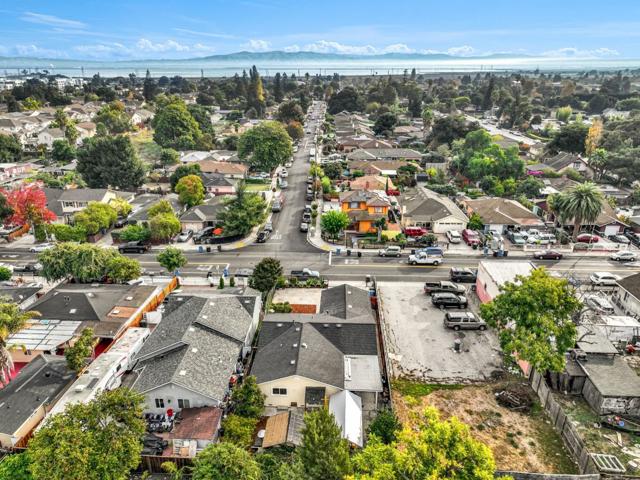 2243 COOLEY Avenue, East Palo Alto CA: https://media.crmls.org/mediaz/b72e7ff0-fc92-4efd-afc6-c8ff699a6f0a.jpg