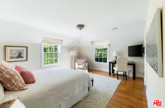 615 Trenton Drive, Beverly Hills CA: https://media.crmls.org/mediaz/b72e917f-e089-4cd4-9cd5-f727134b9ad8.jpg