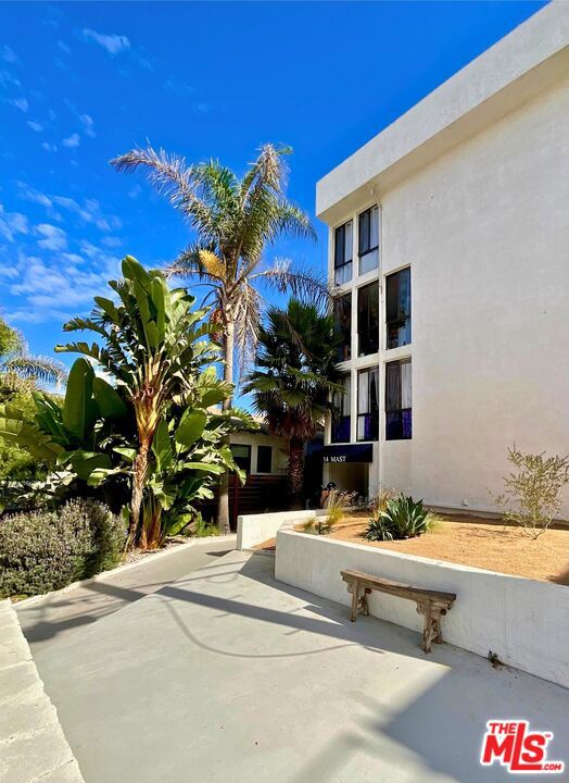 14 Mast Street, Marina del Rey CA: https://media.crmls.org/mediaz/b72f8003-68b0-4f53-aee4-71af321e3f05.jpg