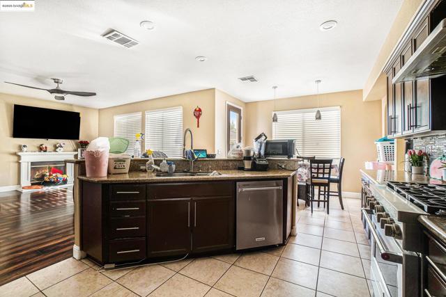 3238 Panda Ct, Antioch CA: https://media.crmls.org/mediaz/b72fda6b-b871-4e9e-bed6-8a7d0e6c482e.jpg