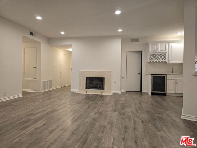4444 Wilshire Boulevard, Los Angeles CA: https://media.crmls.org/mediaz/b7301089-04ec-4306-bed0-4f928e5e32df.jpg