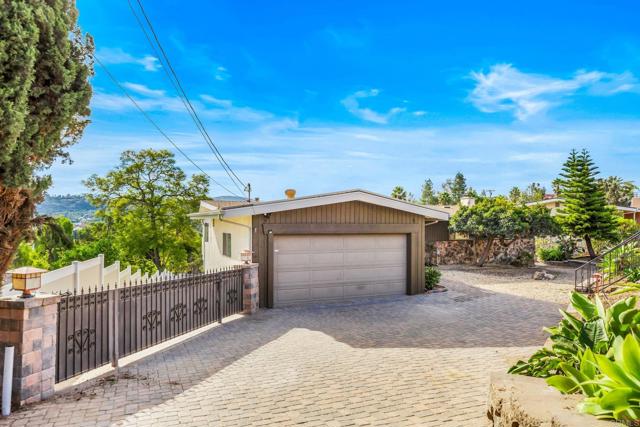 3925 Rogers Rd, Spring Valley CA: https://media.crmls.org/mediaz/b7307724-765c-4c26-a1bb-bb46daebec06.jpg