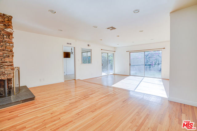 6919 Vanalden Avenue photo 4
