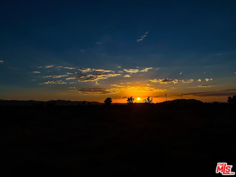 https://media.crmls.org/mediaz/b7324b8d-660e-4b73-a984-8911e949fbaf.jpg?preset=X-Large