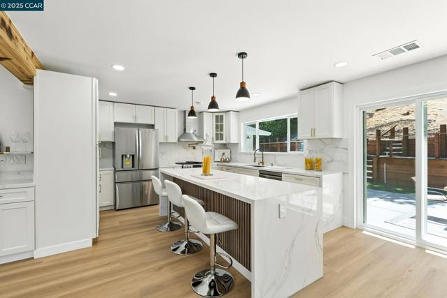 1717 Springbrook Rd, Lafayette CA: https://media.crmls.org/mediaz/b73319c3-0de5-4878-8951-ed9c4f99f75d.jpg