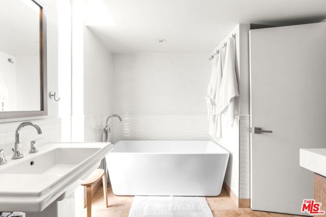 3501 Esplanade, Marina del Rey CA: https://media.crmls.org/mediaz/b733758e-c1db-4c63-babd-af764b799fc0.jpg