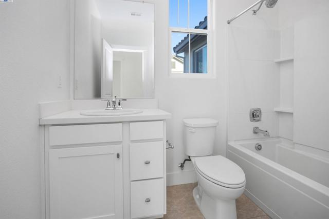 251 E Wrigleys Ave, Mountain House CA: https://media.crmls.org/mediaz/b73377ea-cd23-48e6-b2fb-492dfe222ca5.jpg