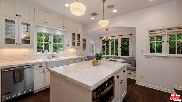 3145 La Suvida Drive, Los Angeles CA: https://media.crmls.org/mediaz/b7338c91-48cd-4269-96b0-c9ac79f509ab.jpg