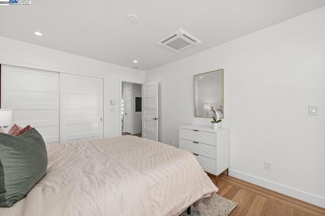 2356 15th St, San Francisco CA: https://media.crmls.org/mediaz/b733edd1-bbbe-4adc-b430-e4ab9b1b548b.jpg