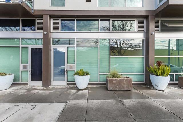 226 2nd St, Oakland CA: https://media.crmls.org/mediaz/b734a4a3-db2d-415a-ba30-0d56c64c200a.jpg