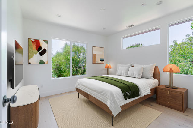 Detail Gallery Image 17 of 21 For 2409 Yorkshire Dr, Los Angeles,  CA 90065 - 3 Beds | 2/1 Baths