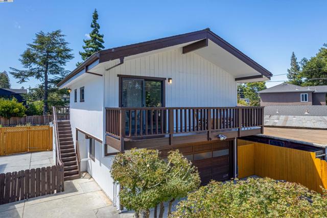 824 14th Ave, Menlo Park CA: https://media.crmls.org/mediaz/b7357081-2eff-419e-9c9e-a52f17fe1800.jpg