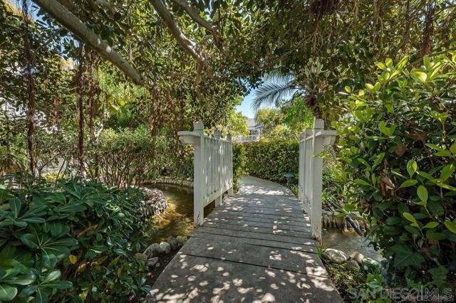 8585 Via Mallorca, La Jolla CA: https://media.crmls.org/mediaz/b73759e9-43f0-4f34-9f35-00874f27926e.jpg