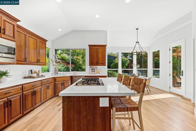 21 Monte Crest Ct., Walnut Creek CA: https://media.crmls.org/mediaz/b7376d88-084b-4ae6-b1d8-a83bbebfb967.jpg
