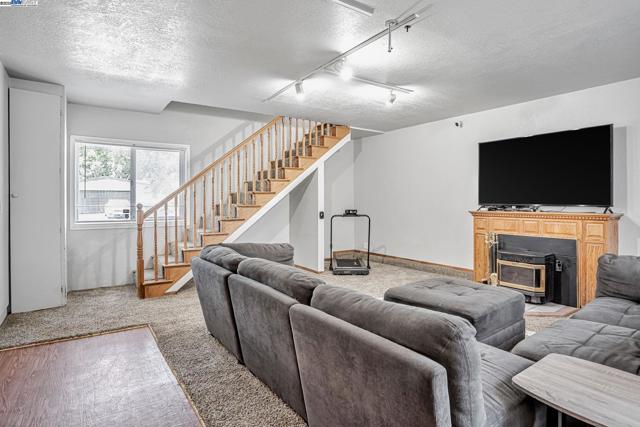360 Calmace Dr, Dixon CA: https://media.crmls.org/mediaz/b73853ea-132d-4e12-bbdb-11711dcb27cf.jpg