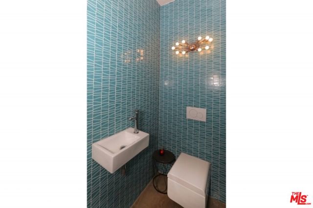 11462 LAURELCREST Road, Studio City CA: https://media.crmls.org/mediaz/b7393976-7162-4e36-9195-c81ab7c17e46.jpg