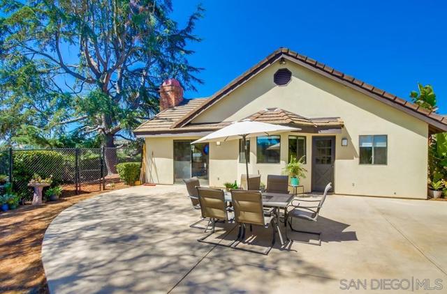 2336 Rancho Diego Ct, Escondido CA: https://media.crmls.org/mediaz/b739ffa4-b275-4d50-be04-962de90ebd0a.jpg