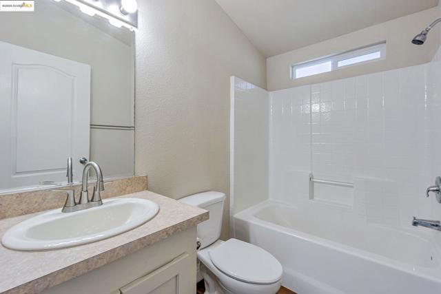 16711 Marsh Creek Rd, Clayton CA: https://media.crmls.org/mediaz/b73b0ec7-94d3-4edf-94e2-a8470adee6ea.jpg